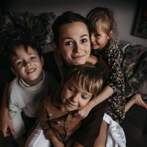 «Быть приемным родителем не странно. Странно и стыдно бросать своих детей»: интервью с Оксаной Дмитровой — блог Storyport